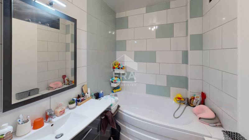Salle de bains dans un appartement 6 pièces disponible avec ERA Baie De Seine
